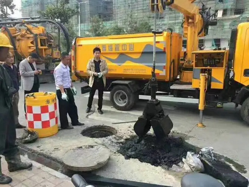 哈密街道：网格员化身“清道夫”，为民解忧疏通“堵心”化粪池