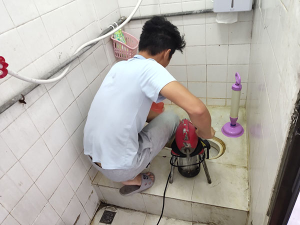 哈密管道堵塞冒臭气 专业师傅现场解决问题