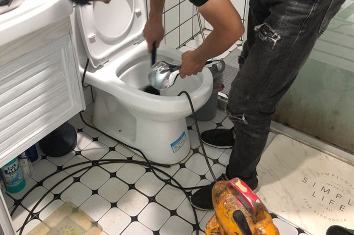 哈密马桶堵塞自己疏通还是找师傅?专业上门服务让你省时更省心